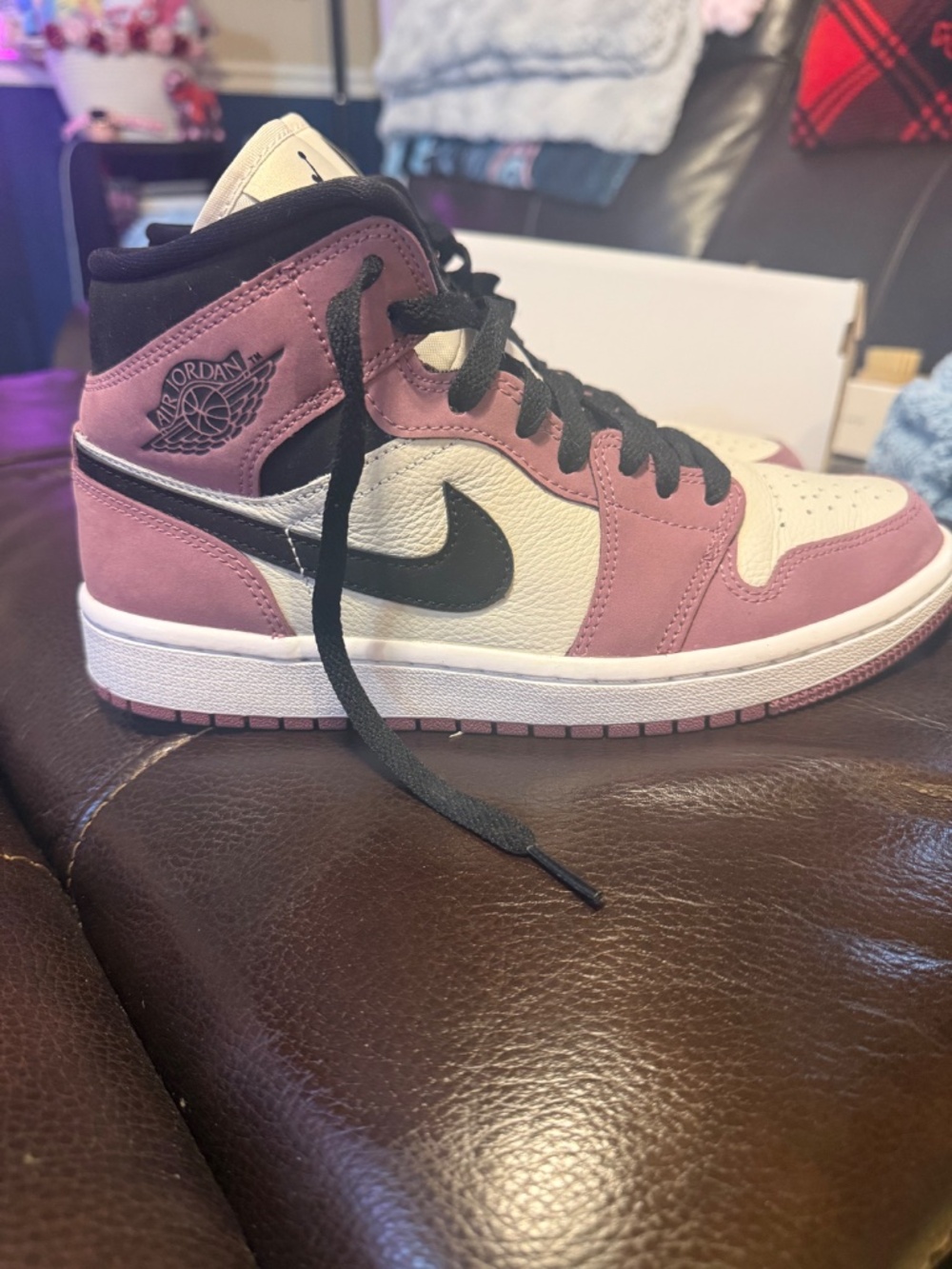 Air Jordan 1 MID SE (Women’s) - Picture 5 of 13